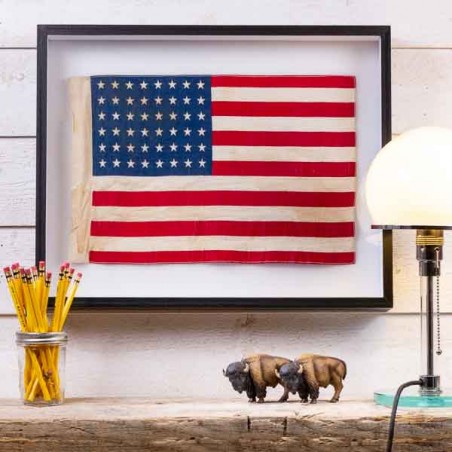 https://www.lecomptoiramericain.com/9939-home_default/drapeau-americain-vintage-a-48-etoiles-encadre.jpg